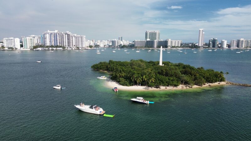 55 Ft Searay Mundomo available for Rent in Miami for up to 13 Guest PLUS ONE JET SKI INCLUDED AN HOUR - Image 6