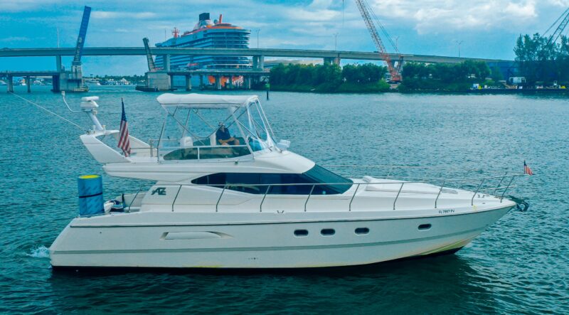 50’ AZIMUT FLYBRIDGE AVAILABLE IN MIAMI FOR UP TO 13 GUEST - Image 4