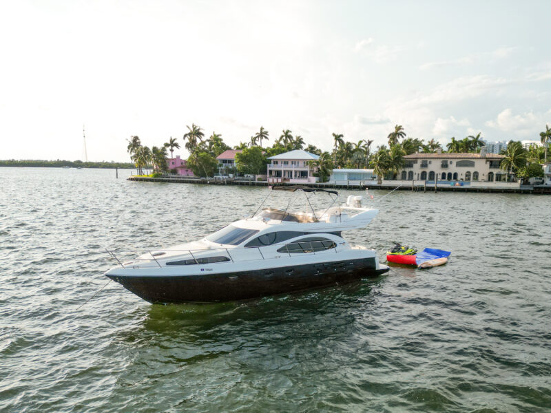 50Ft Azimut available for Rent in Miami for up to 13 Guest, PLUS 2 JET SKIS INCLUDE FOR ONE HRS EACH.